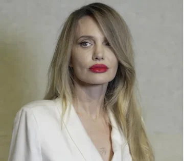 Angelina Jolie tërheq vëmendjen në Shangai me buzëkuq të kuq dhe stil elegant në eventin e Tom Ford