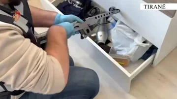 Shqipëri: Zbulohet baza e armatimit që furnizonte grupet kriminale, arrestohet nëna, në kërkim i biri