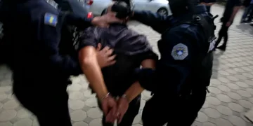 Dyshohet se ngacmoi një grua, IPK arreston zyrtarin policor