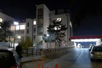 Policia për rastin e plagosjes në Ferizaj: 32-vjeçari është dërguar në QKUK, 24-vjeçarja në emergjencën e qytetit